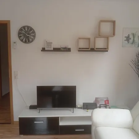 Fully Furnished 3-room Ground-floor بيت للعطل *